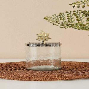 Pot de stockage des aliments élégant en forme de cylindre avec couvercle en métal doré avec couvercle fantaisie pour le stockage des biscuits et des fruits secs - Product Image 1