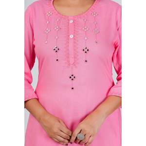 Elegante Conjunto de Kurta Rosa Bebé en Crepé con Mangas Tres Cuartos y Adornos Discretos - Product Image 2