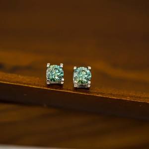 ต่างหูเงิน 925 ประดับเพชรโมอิสซาไนต์สีเขียว 2 กะรัต - Product Image 4