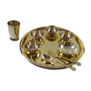 Latón de alta calidad Bhojan Thali Set Golden Shiny Pulido 5 piezas Regalo para la decoración de la Mesa del hogar Hecho a mano Venta al por mayor Bajo costo - Product Image 5
