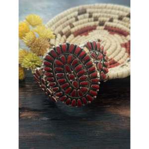 Brazalete de Plata de Ley con Coral Natural de Alicia Wilson, Accesorio de Moda - Product Image 1