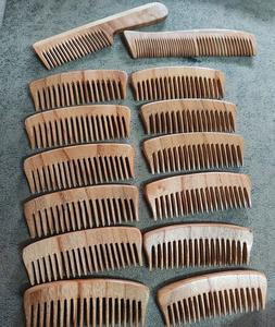 Peigne en bois de santal naturel avec logo personnalisé pour salon à domicile, peigne coiffant en bois avec manche en bois par f s international - Product Image 4