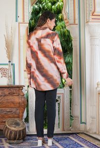 Chemise moderne pour femme en polyester, imprimé tie-dye, style asymétrique, multicolore, manches longues et col chemise, pour un usage décontracté. - Product Image 3