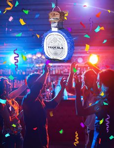 Piñata de Vino para Adultos con Antifaz, Confeti y Palo de Madera, Piñata Divertida para Adultos, Decoraciones para Fiestas Mexicanas de 21 Años - Product Image 2