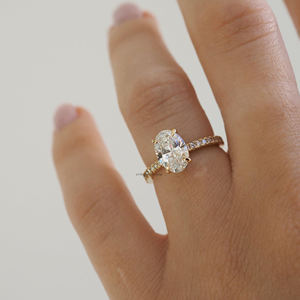 Bague en diamant Moissanite ovale allongée de 2.25 carats fabriquée à la main avec demi-bande d'éternité et solitaire à quatre griffes pour cadeau de mariée - Product Image 6