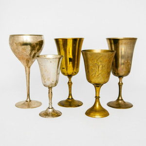 Ensemble de gobelets en laiton vintage, fabriqués à la main, décoratifs, pour la présentation de la table à manger de luxe, collection de barware, coupes à champagne - Product Image 1