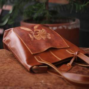 Bolso de mano de cuero genuino tallado a mano Bolso de hombro y Asa superior artesanal con diseño floral Día espacioso y duradero - Product Image 1