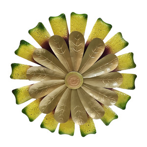 Élégant moulin à vent de jardin en métal, doté d'un design à pétales superposés, aux tons chauds de jaune doré et de vert, créant un aspect naturel de feuille. - Product Image 2