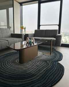 Tapis de sol contemporain géométrique moderne abstrait bleu gris en laine pour salon pour canapé et table basse - Product Image 1