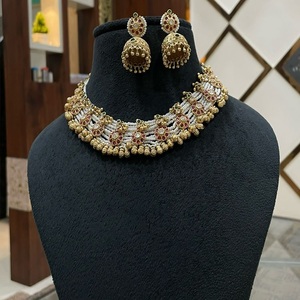 Ensemble élégant de collier Kundan Polki plaqué or de meilleure qualité avec boucles d'oreilles Collection de vêtements de mariage et de fonction pour les femmes - Product Image 1