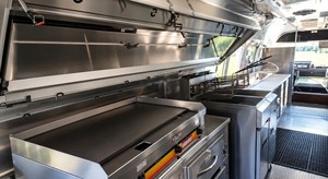 Food Truck Classique Airstream avec Cuisine en Acier Inoxydable, Éviers, Espaces de Préparation et Générateur - Product Image 3