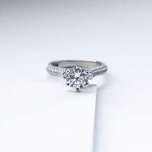 Anillo de compromiso de corte redondo pavé para mujer - Product Image 5