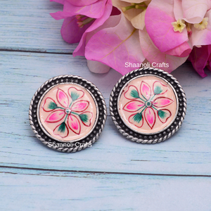 Pendientes Redondos Florales Plateados Oxidados con Detalles de Perlas y Diamantes, Joyería de Moda de Latón para Mujer, Boda, Fiesta, Compromiso - Product Image 4