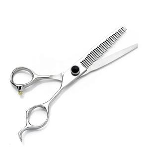 ใบมีดสแตนเลส6CR สีเงินกรรไกรตัดผมแบบตรงใช้ในร้านเสริมสวยอุปกรณ์เสริมความงามใช้ตัดผมแบบคมขนาดตามสั่ง - Product Image 5