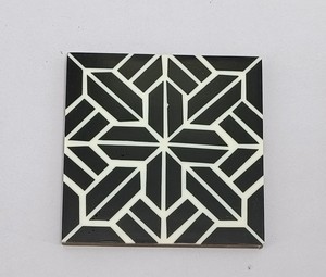 Sous-verre carré en bois et résine fait main, motif hexagonal alvéolé, tapis de boisson personnalisé avec logo pour hôtel et restaurant. - Product Image 2