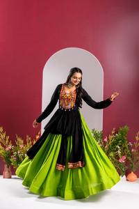 Nuevo lanzamiento: Nuestra colección Navratri con diseños auténticos y detalles Gamthi, ropa de fiesta que aporta un toque de glamour y elegancia. - Product Image 4