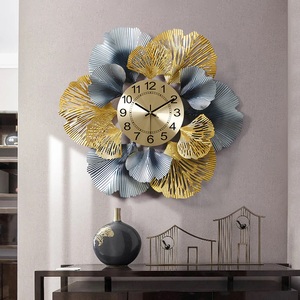 Horloge en métal d'art mural tendance Horloge murale de décoration unique finie par or avec la conception de fleur utilisée pour l'hôtel à la maison. - Product Image 4