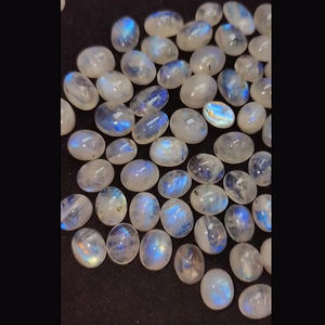 318 pièces de pierre de lune arc-en-ciel naturelle 8x6mm 9x7mm 10x8mm 11x9mm 12x10mm Cabochon ovale 1055 Cts Lot Iroc ventes pierres de haute qualité - Product Image 1