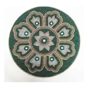 Manteles individuales de decoración de mesa de comedor hechos a mano con cuentas de vidrio con diseño de lazo verde y dorado redondo para boda - Product Image 1