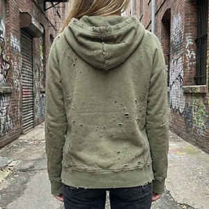 Sweat à capuche personnalisé pour femme, en molleton bouclette épais, imprimé hiver, vert olive, style vintage grunge, effet usé et déchiré avec trous de mites - Product Image 6