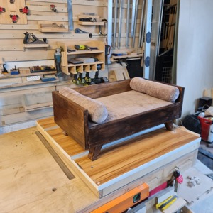 Lit pour animaux de compagnie en bois massif moderne CH12, canapé surélevé pour chien et chat d'intérieur avec coussin, taille personnalisée OEM - Product Image 2