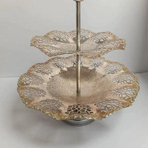 Support à gâteau à deux étages en or découpé, parfait pour la présentation de desserts, les buffets et la décoration intérieure, vente en gros en provenance d'Inde - Product Image 1