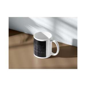 Taza de cerámica de gres con diseño novedoso AC/DC, tapa apta para microondas, ideal para la temporada de otoño, regalos promocionales de jubilación, reverso negro. - Product Image 2