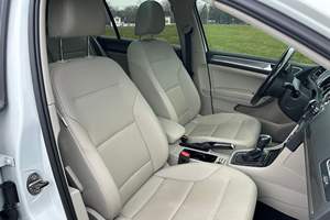 Volkswagen Golf Alltrack SE 2017 d'occasion en bon état, sans réserve, turbo 4 cylindres, transmission intégrale, non modifiée - Product Image 5