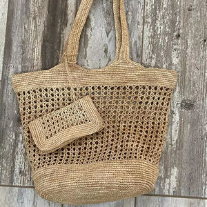 Sac fourre-tout en raphia naturel de Madagascar, modèle Voara - Product Image 1