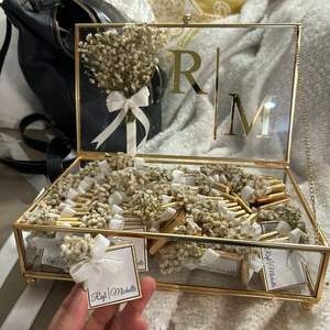 Boîte à bijoux carrée en verre de luxe avec finition dorée, design personnalisable et écologique pour une présentation haut de gamme en boutique - Product Image 3