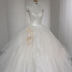 Vestido de Novia Moderno NT127 con Cola de Capilla, Estilo Long Beach, sin Tirantes, de Tul, con Apliques de Encaje y Cristales, y Flores 3D - Product Image 3