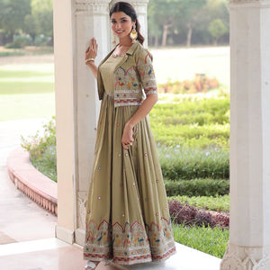 Dhwaja Export 女式传统真丝长袍，丝绸亮片，扎里刺绣，常规版型，多尺码（<span class=keywords><strong>M</strong></span>-XXL），56英寸长，速干 - Product Image 1