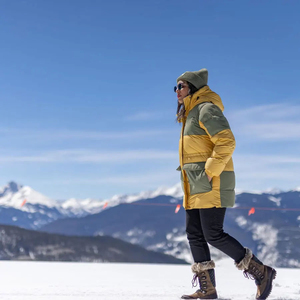 Venta al por mayor personalizada arena OEM mujer Escape Down Parka con capucha ajustable Puffer acolchado mujer burbuja y chaqueta de invierno - Product Image 5