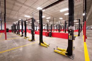 Vente directe d'usine de pont élévateur de stationnement pour voitures à quatre poteaux avec une capacité de 3000 à 4000 kg à un prix abordable - Product Image 4