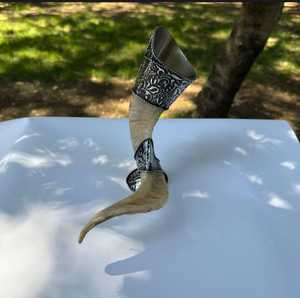 Copa de cuerno de búfalo estilo vikingo grande con soporte - Product Image 1