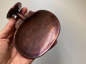 Jabonera de Pared de Latón Antiguo, Patrón Metálico en Relieve, Estilo Vintage, Disponible a Precios de Mayoreo - Product Image 4