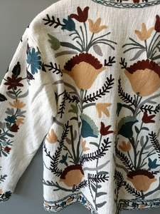 Nueva chaqueta acolchada corta de invierno con bordado Suzani, regalo Unisex con relleno de algodón tejido - Product Image 3