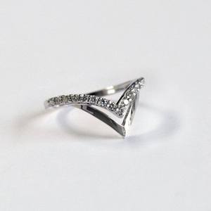 Anillo de boda de oro blanco chapado en oro de 10K, anillo de compromiso de diamante cultivado en laboratorio con anillo apilable V Chevron para amor y regalo - Product Image 1