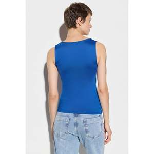 เสื้อยืดคอกลมลำลองพร้อมสายกว้าง โลโก้ด้านหน้า-01009 - Product Image 4