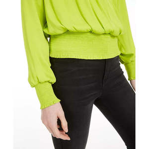 Blusa Casual de Mujer Bar III con Escote Cruzado, Estampado Floral Verde, Talla XS/XL, de Gasa Transpirable con Volantes y Corte Imperio - Product Image 3