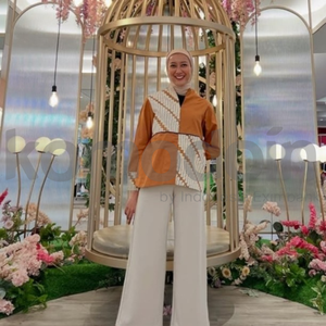 Chemise bohème pour femme Kanti, détails de broderie tissés à la main, motif floral uni, haut long en tricot, disponible en XL 3XL, automne - Product Image 1