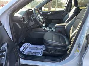 Impresionante Ford Escape ST-Line AWD 2024 Blanco Usado con Techo Solar, Arranque Remoto, Asientos de Cuero, Transmisión Automática, Llantas de Aleación y Navegación - Product Image 5