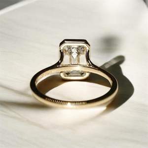 Anillo de Compromiso y Boda para Mujer, Chapado en Oro de 14k, Plata de Ley 925, Corte Esmeralda, Engaste de Bisel, Piedra de Moissanita de Lujo - Product Image 3