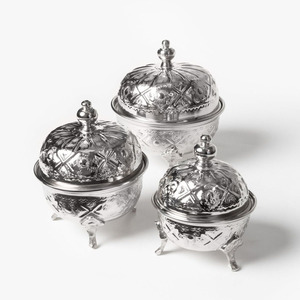 Plat de service en acier inoxydable pour une présentation élégante des aliments lors des rassemblements et des célébrations familiales - Product Image 3