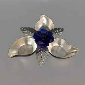 Luxe Tri Mukhi Ambi Fleur Diya Pour La Maison Diwali Articles Décoratifs En Laiton Et Résine Couleur Argent Luxe Design Classique Décor À La Maison - Product Image 3