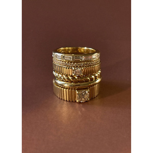 Anillo Solis con diamante redondo de 1.0 quilates y diseño acanalado - Product Image 6