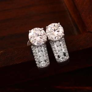 Boucles d'oreilles rondes en argent sterling 925 coupe brillante avec goujon à vis en perle Moissanite certifié IGI-Cadeau parfait pour elle - Product Image 3