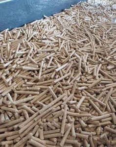 Prêt pour la livraison à domicile, granulés de bois de pin de qualité supérieure pour EN Plus A1 4500 Kcal/kg, 75 EUR la tonne, 3000 tonnes/mois - Product Image 1