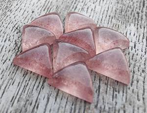Vente en gros de cabochon quartz fraise naturel qualité AAA Lavira dos plat triangle rose pierres précieuses toutes tailles disponibles IGI pour - Product Image 6