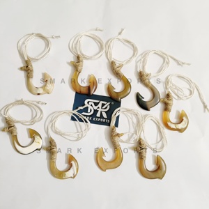 Collier pendentif tribal fait main en corne de buffle polie, crochet de pêche, en corne de vache naturelle pour les surfeurs et les vêtements de plage - Product Image 3